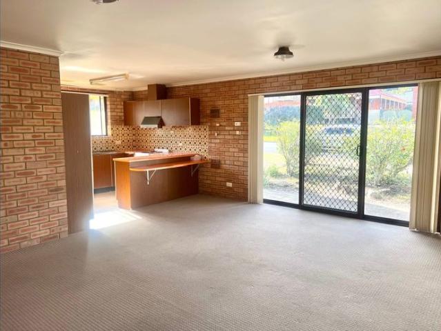 Single level unit in great location