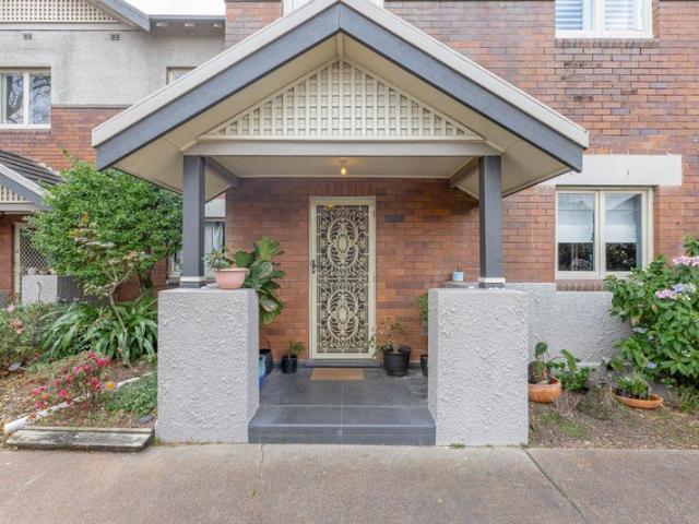 Single Level Unit in Hampton Court