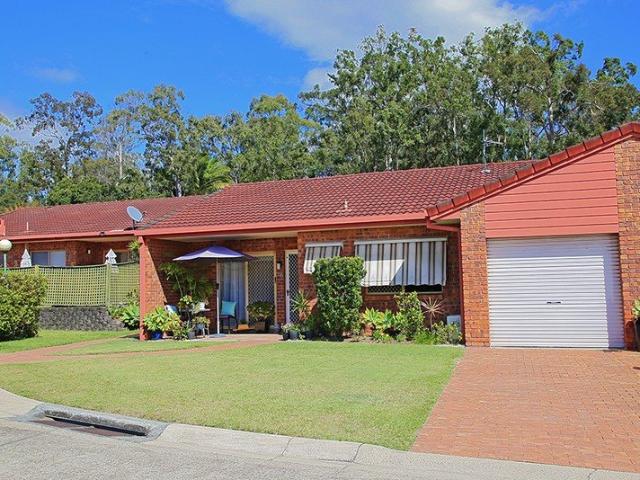 SINGLE LEVEL VILLA IN SOVEREIGN GARDEN VILLAS NORTH WITH CATHEDRAL CEILINGS LOCATED OPPOSITE MUDGEERABA SCHOOL AND LOW BODY CORP FEES