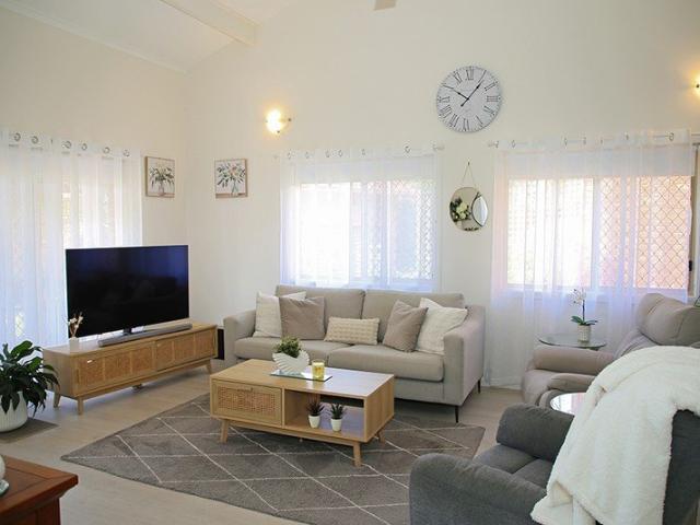 SINGLE LEVEL VILLA IN SOVEREIGN GARDEN VILLAS NORTH WITH CATHEDRAL CEILINGS LOCATED OPPOSITE MUDGEERABA SCHOOL AND LOW BODY CORP FEES