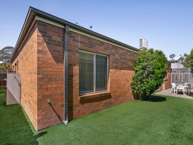 Single Level Villa In Prime Newport Location