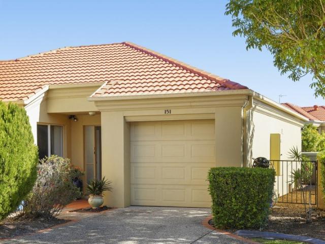 SINGLE LEVEL VILLA SHORT LAKESIDE STROLL TO ROBINA TOWN CENTRE!