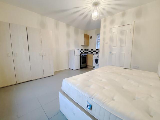 Single Studio 5 Mins Walk to Hounslow East