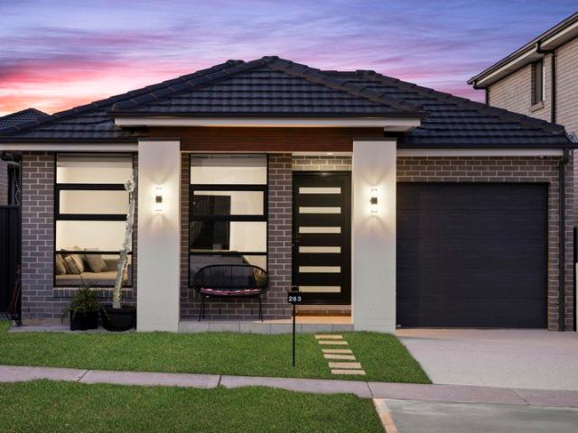 SINGLE STOREY, COZY FAMILY LIVING WITH GORGEOUS HIGH CEILINGS!