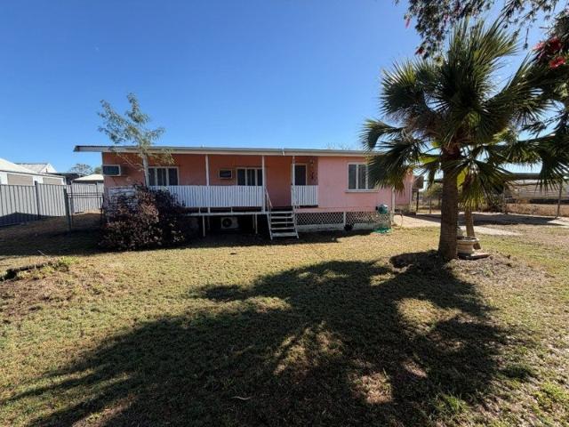 Single story, Queenslander style house with room to move