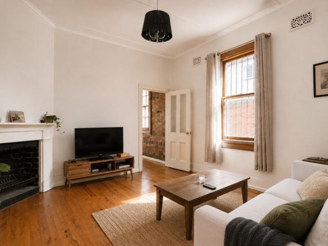SINGLE STORY TERRACE HOUSE WITH COURTYARD IN FABULOUS LOCATION