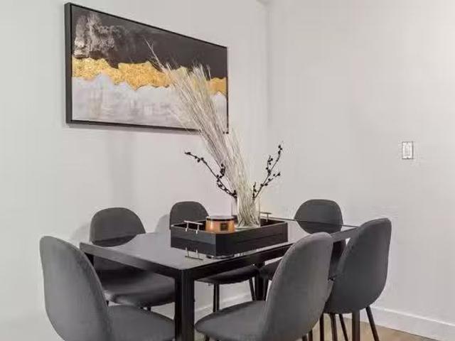 Single Room with a Common Bathroom in a 6 Bedroom Apartment