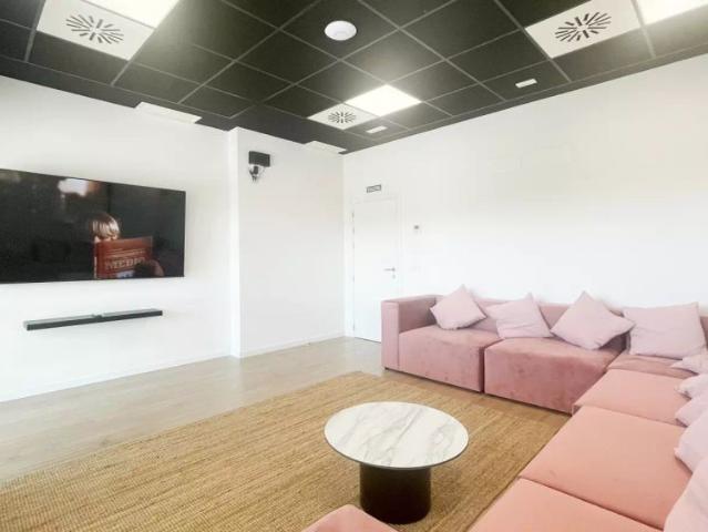 Single room with private bathroom and kitchenette, Salamanca