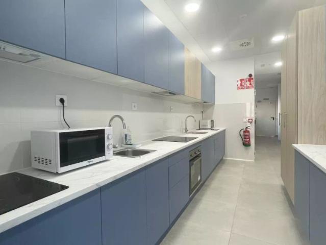 Single room with private bathroom and kitchenette, Salamanca