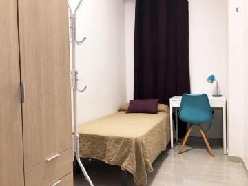 Single room in a renovated apartment with terrace 5 min from Sagrada Familia 3