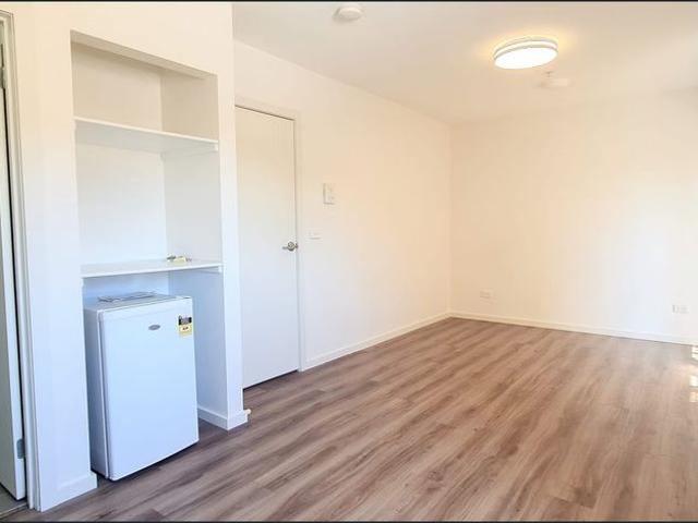 Single room in rooming house Prime location!