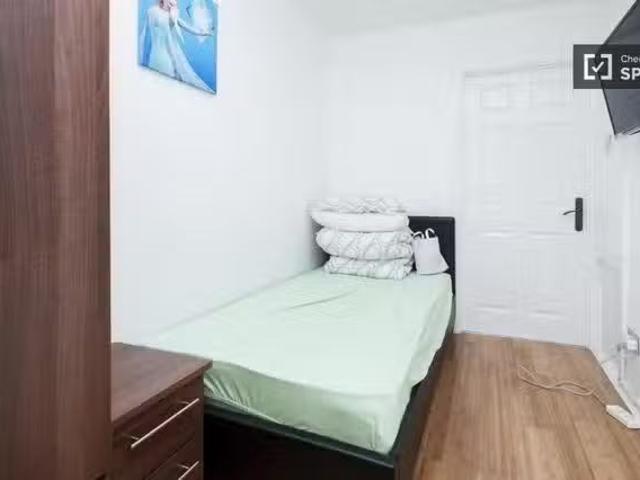 Single room in shared flat in Putney, London