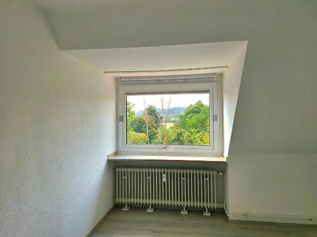 Single Wohnung, hell + freundlich: 2 Zimmer Dachgeschosswohnung in Essen