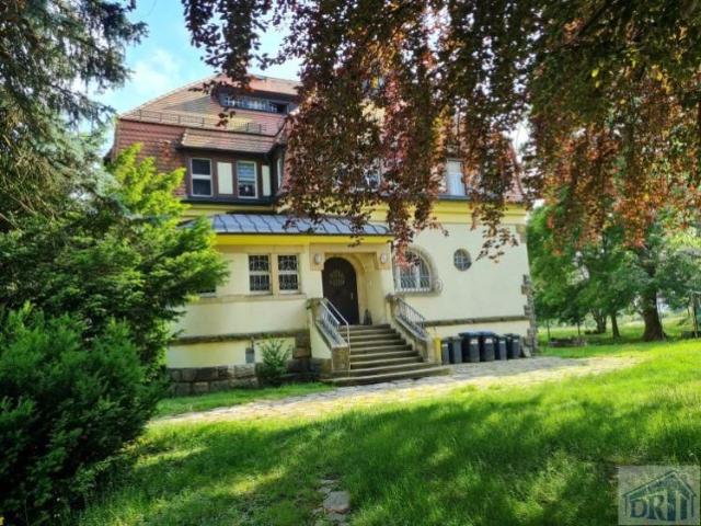 Single Wohnung in einer Villa umgeben von Grün