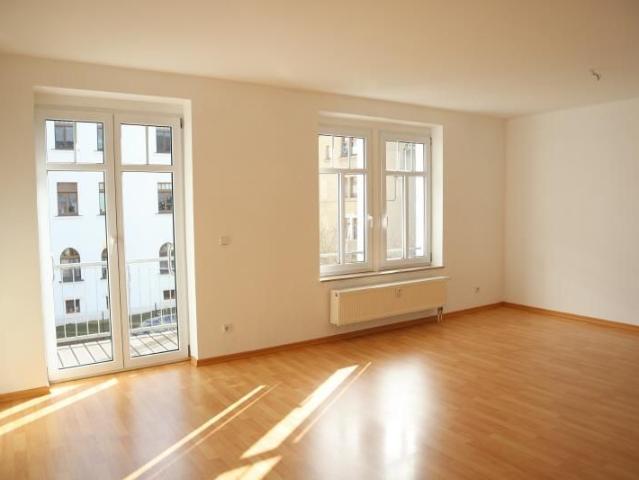 Single Wohnung mit Einbauküche und Balkon !