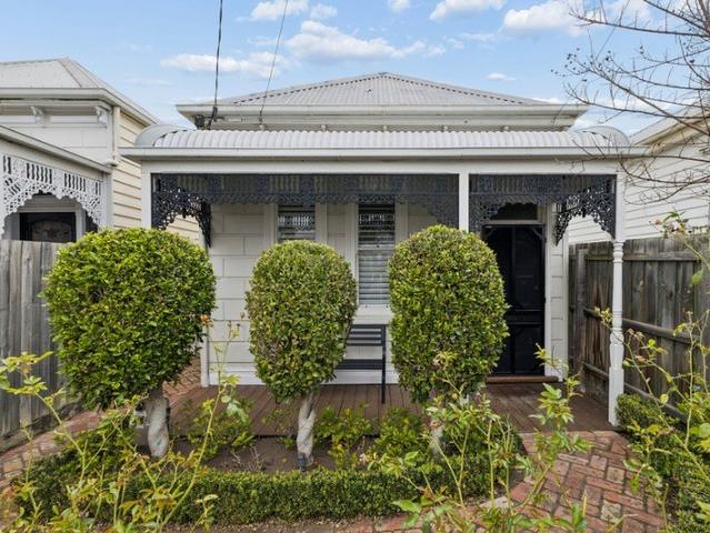 Singled fronted charm in a beautiful street