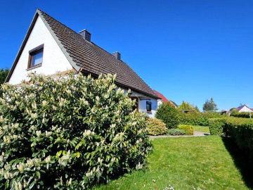 Singles oder Paare aufgepasst Kleines EFH mit L Grundstück + Platz für Ihre Tiere! 0 % Käuferprovision!
