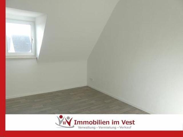 Singles aufgepasst* helle renovierte Dachgeschosswohnung wartet auf Ihren Einzug
