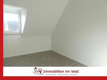 Singles aufgepasst* helle renovierte Dachgeschosswohnung wartet auf Ihren Einzug