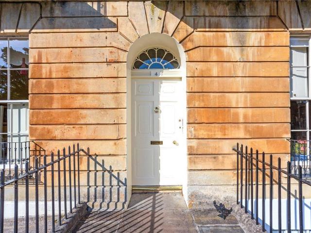 Sion Hill Place, Bath, BA1 2 bed apartment to rent £2,850 pcm £658 pw
