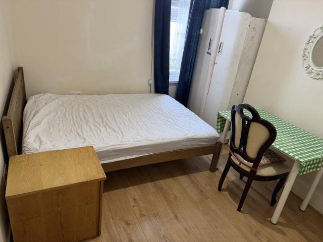 Sibley Grove, London E12 1 bed in a house share to rent £720 pcm £166 pw