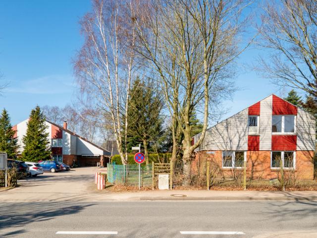 Sichere Mieteinnahmen plus Raum für eigene Ideen: 2 große Wohngebäude nahe Husum stehen zum Verkauf