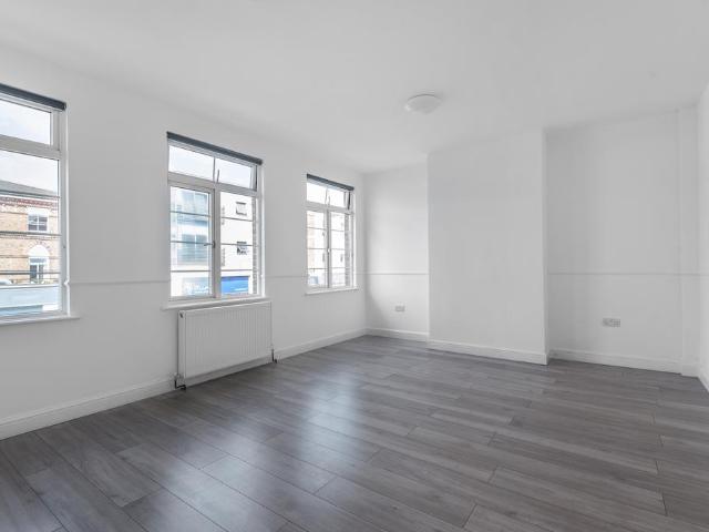 Sidcup High Street Sidcup DA14 4 bed flat to rent £3,000 pcm £692 pw