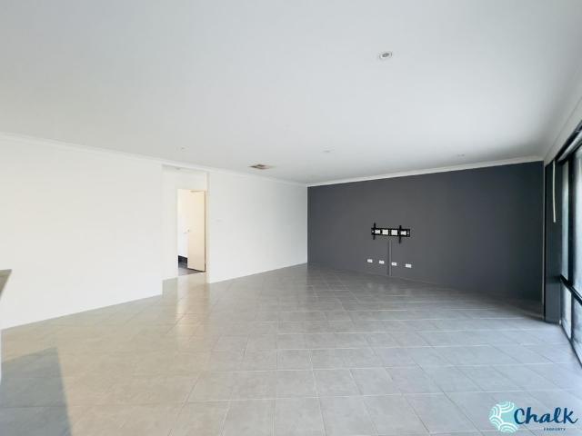 SIDE ACCESS! LARGE FAMILY HOME!