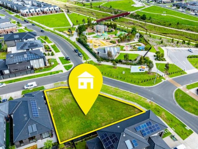 SIDE ACCESS POTENTIAL & NO EASEMENTS* TITLED BUILDING BLOCK IN EDGEBROOK WITH EXPANSIVE PARKLAND ASPECT!