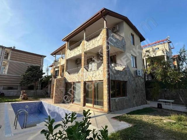 Side Bölgesinde Satılık Müstakil Havuzlu 3+1 Tripleks Villa