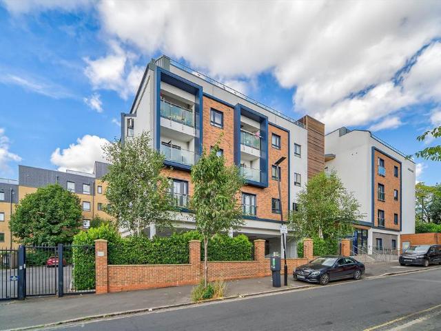 Sidmouth Avenue, Isleworth TW7 2 bed flat to rent £2,100 pcm £485 pw