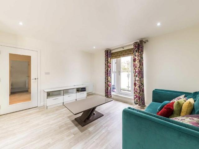 Sidmouth Avenue, Isleworth TW7 2 bed flat to rent £2,295 pcm £530 pw
