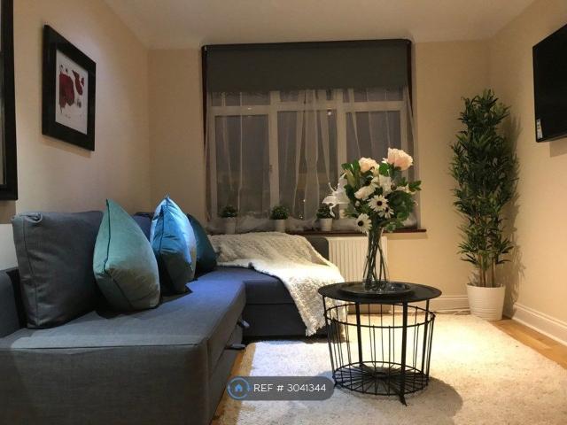 Sidmouth Road, London NW2, 2 bed flat to rent, £2,200 pcm | PrimeLocation