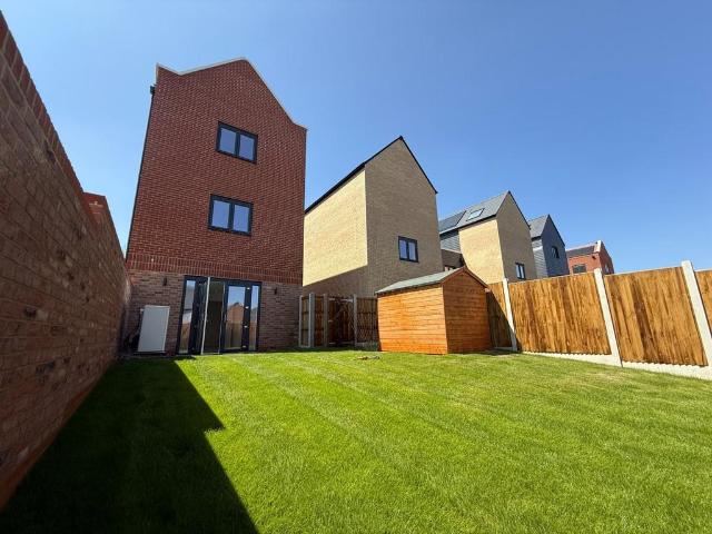 Sidney Southgate Road, Chelmsford. 3 bed detached house to rent £2,595 pcm £599 pw