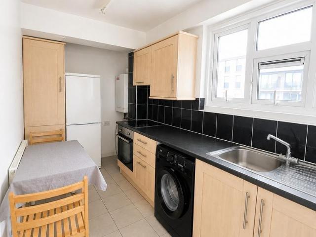 Sidney Street, E1 3BB 3 bed flat to rent £3,000 pcm £692 pw