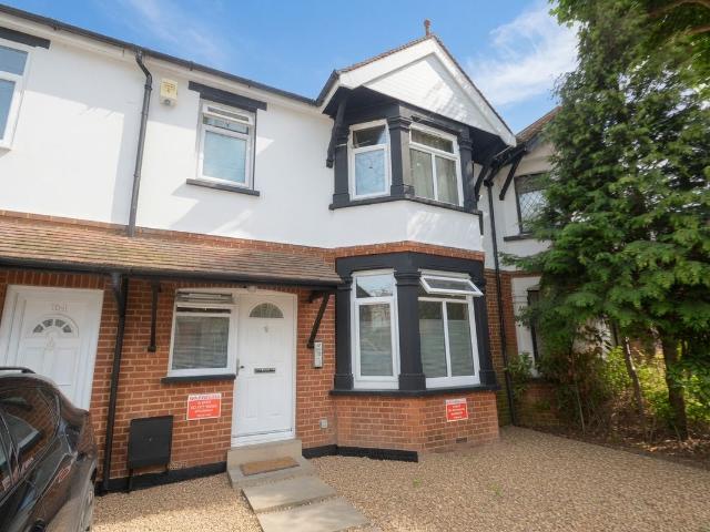 Sidney Road, Staines Upon Thames TW18, 2 bed flat to rent, £2,100 pcm | PrimeLocation