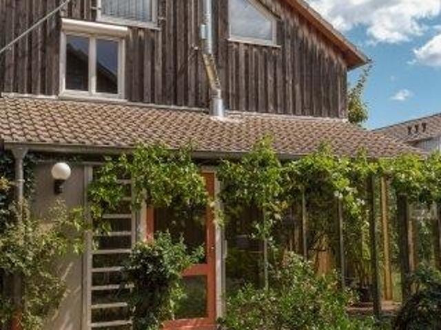 Sie suchen ein familiengerechtes Heim in ökologischer Bauweise, mitten im Grünen und dennoch zentraler Lage?