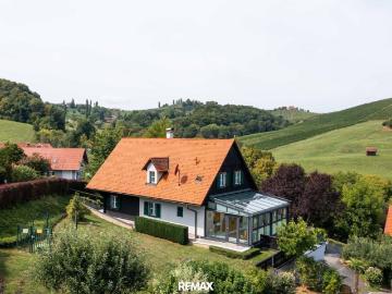 Sie suchen ein stilvolles Zuhause an der Weinstraße mit Fernblick, Wellnessbereich und eigenem Weinkeller? Dann sollten Sie sich diese besondere Immobilie unbedingt ansehen!