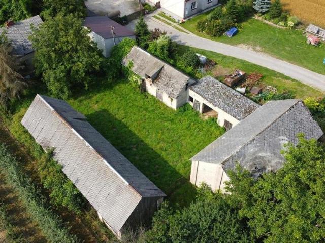 Siedlisko z 4 budynkami i 80 m² domem w malowniczej okolicy