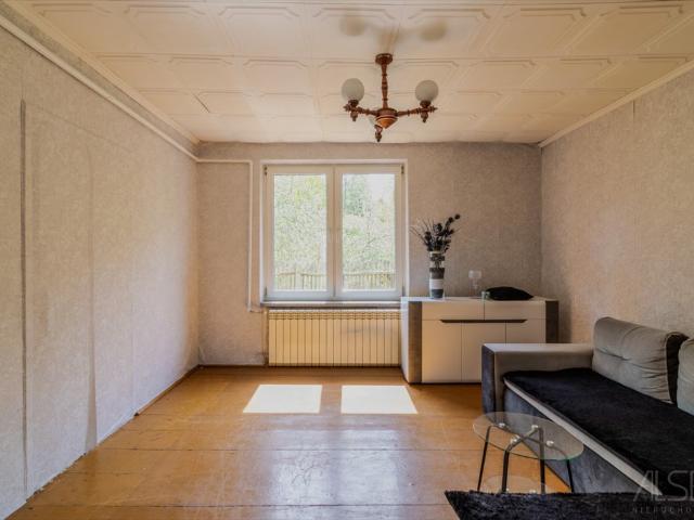 Siedlisko z dwoma domami i dużą działką w Ostrówku