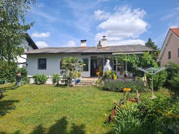 Siedlung Maria Theresia/Eggendorf: Wunderschöner Bungalow mit Keller, Garage, tollem Wintergarten und großem Garten mit traumhafter Aussicht