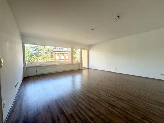 Sieglar: Gut geschnittene 3 Zimmer Wohnung mit Balkon und Tiefgaragenstellplatz