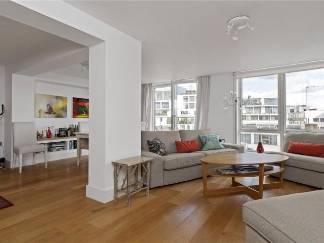 Hatton Garden, London, EC1N 2 bed apartment to rent £3,750 pcm £865 pw