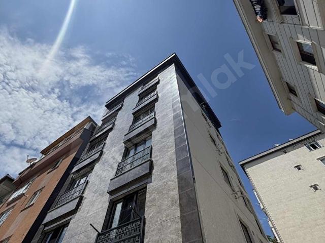 SIFIR BİNA'DA GENİŞ M2 KAPALI MUTFAK BALKONLU LÜX 2+1
