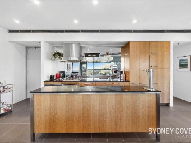 SIGNATURE STYLE IN HARRY SEIDLER'S ICONIC 'COVE' TOWER | Furnished