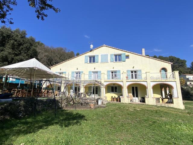 Signes: En exclusivité: Propriété d'env.390m2 composée de plusieurs appartements sur 7000 m2 de terrain