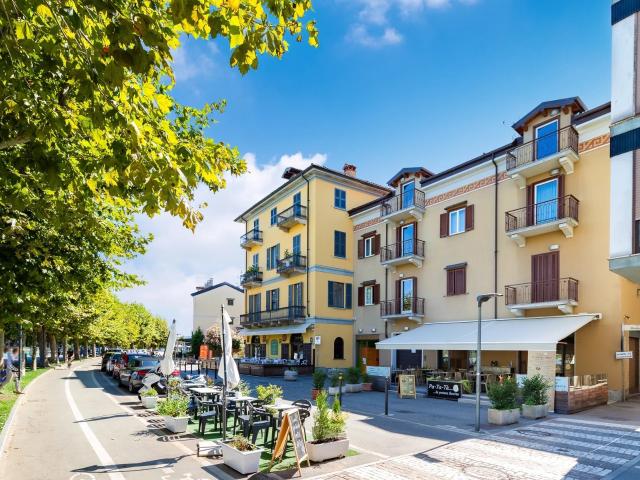 Signorile appartamento trilocale in vendita sul lungolago di. 139m² Arona