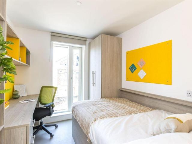 Silverthorne Lane, Bristol BS2 Studio to rent £1,452 pcm £335 pw