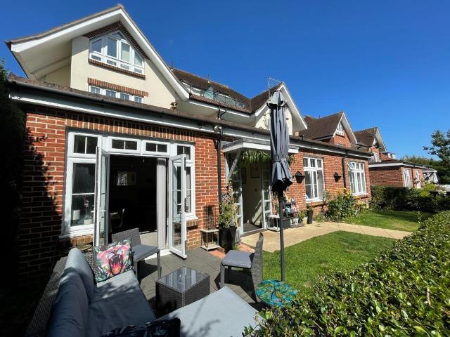 Silverwood Court, 13 Milton Road. 3 bed ground floor flat to rent £1,650 pcm £381 pw