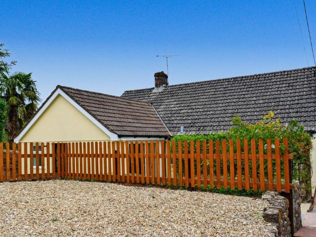 Silver Street, Wiveliscombe, 2 bed detached bungalow to rent £1,250 pcm £288 pw